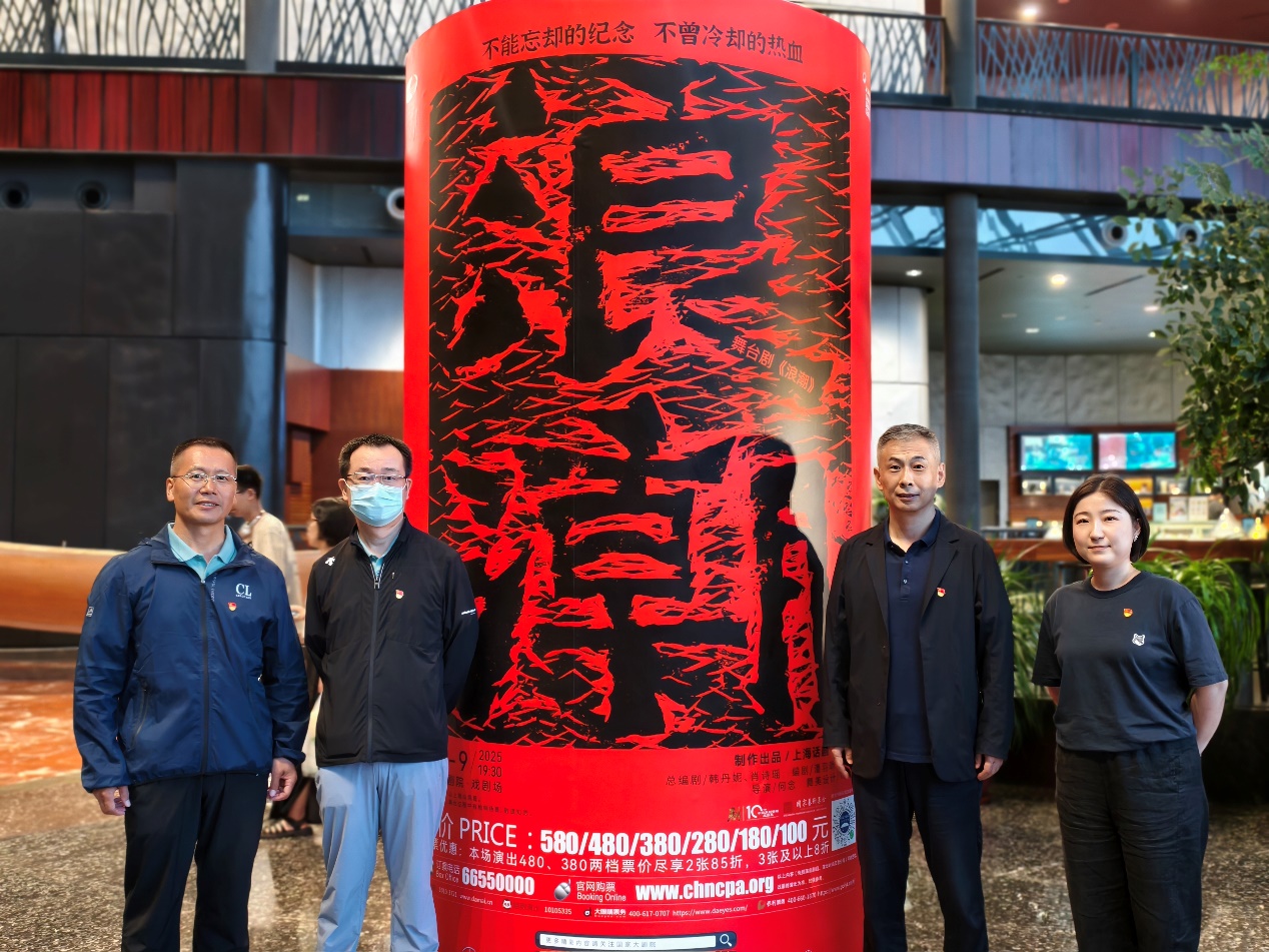 一群人站在商店前AI 生成的内容可能不正确。
