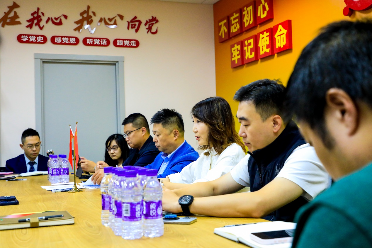 一群人坐在桌子前AI 生成的内容可能不正确。