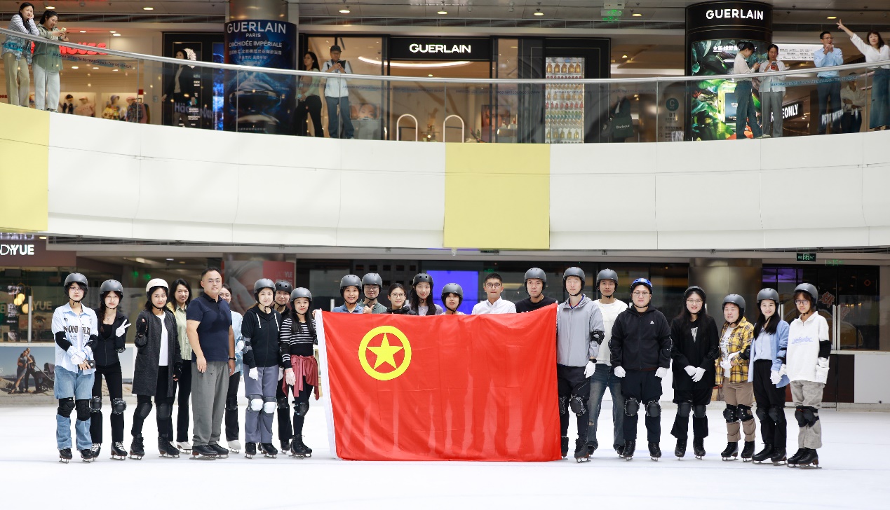 一群人站在雪地上AI 生成的内容可能不正确。