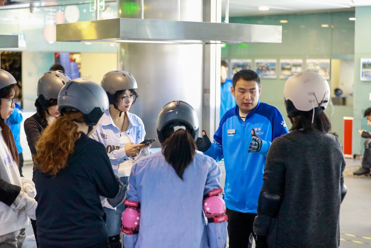 一群人在商店里AI 生成的内容可能不正确。