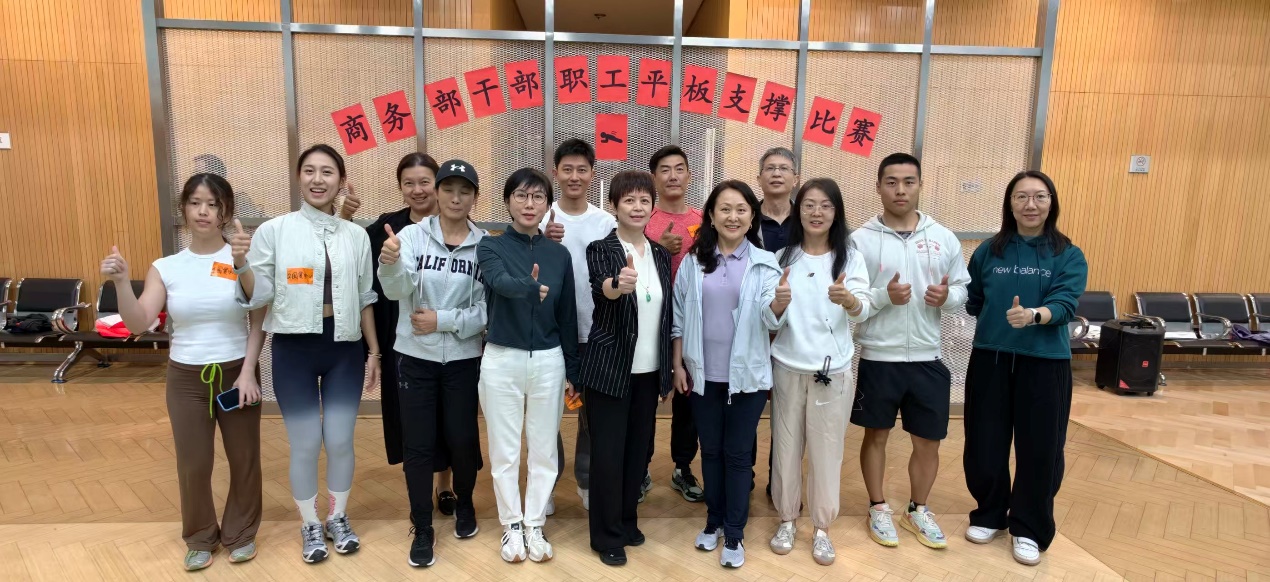 一群人站在一起合影AI 生成的内容可能不正确。