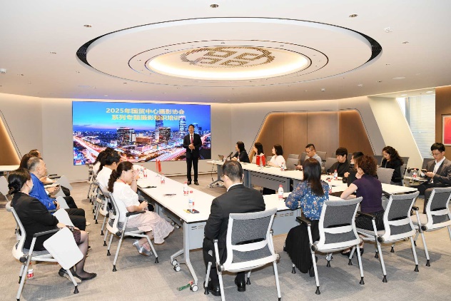 图片包含 室内, 桌子, 椅子, 房间

描述已自动生成