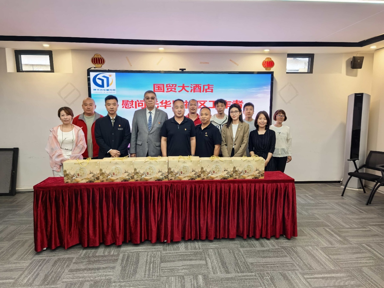 图片包含 室内, 桌子, 蛋糕, 男人AI 生成的内容可能不正确。