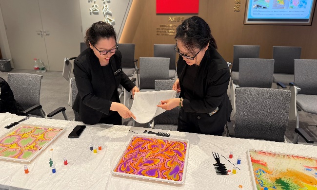 图片包含 室内, 房间, 男人, 桌子描述已自动生成