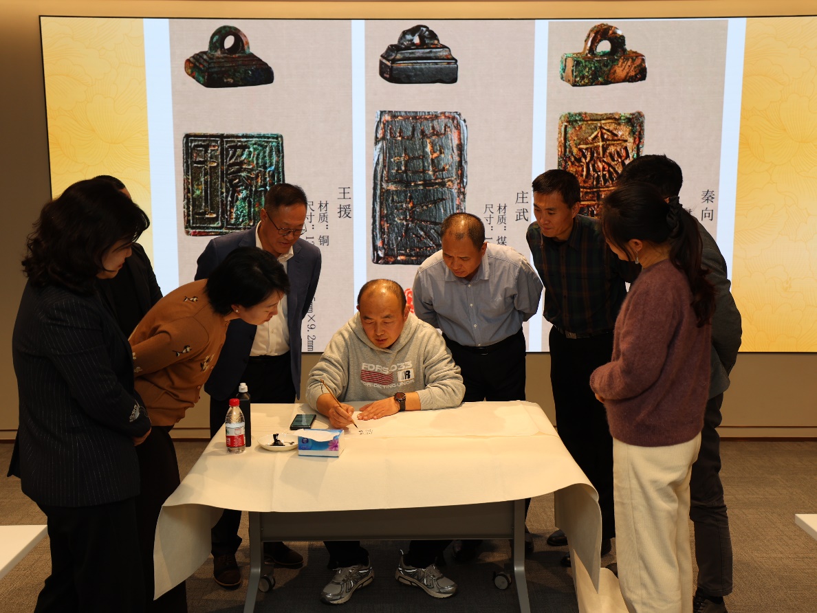 一群人坐在桌子前AI 生成的内容可能不正确。