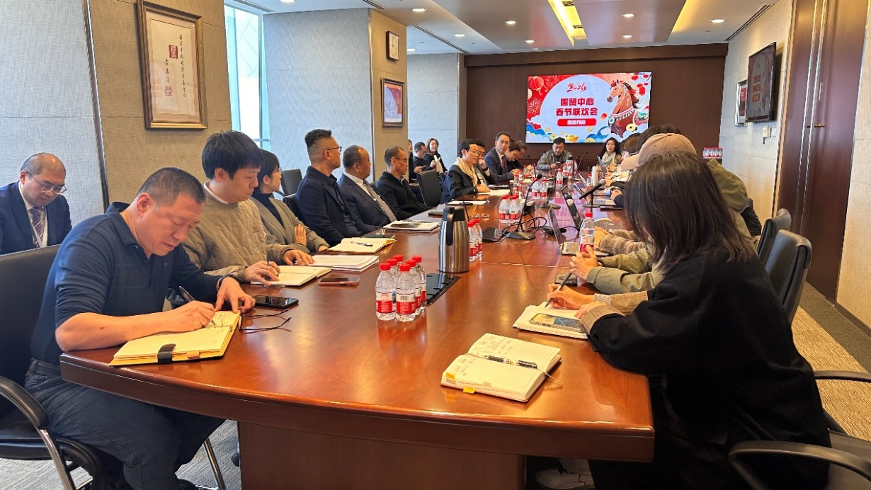 一群人坐在桌子前描述已自动生成