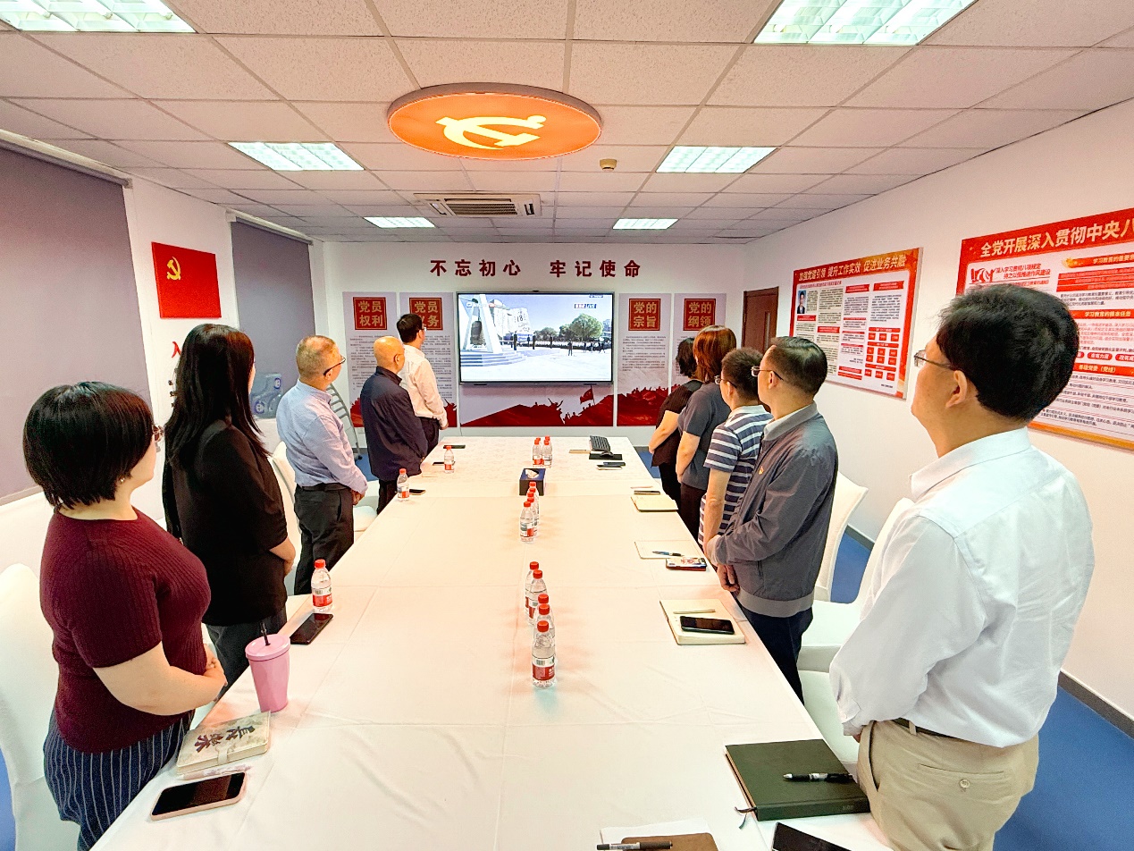 一群人站在桌子边AI 生成的内容可能不正确。