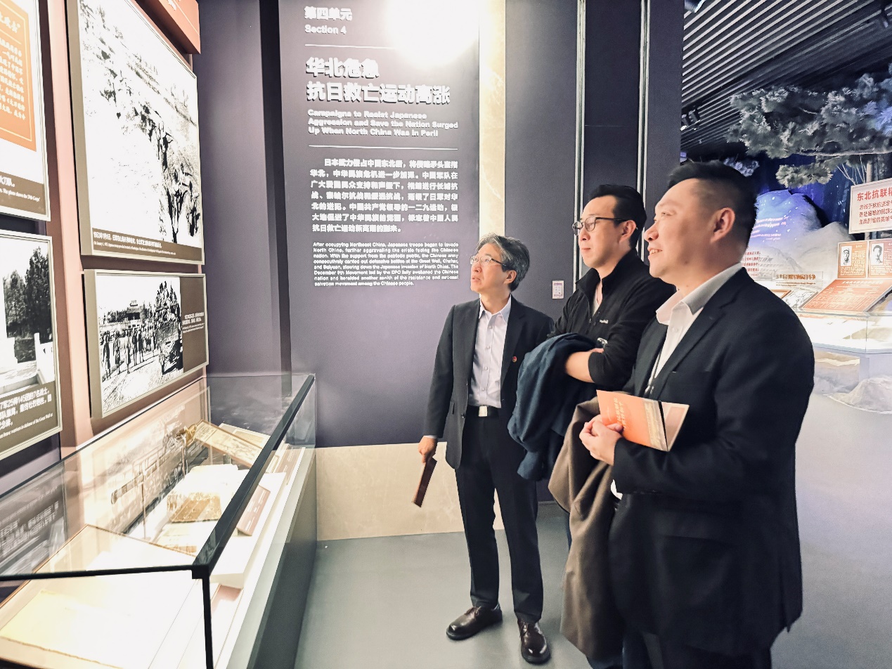 穿西装的人在街道边走AI 生成的内容可能不正确。