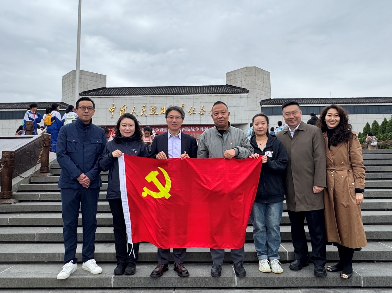 一群人在建筑物前合影AI 生成的内容可能不正确。