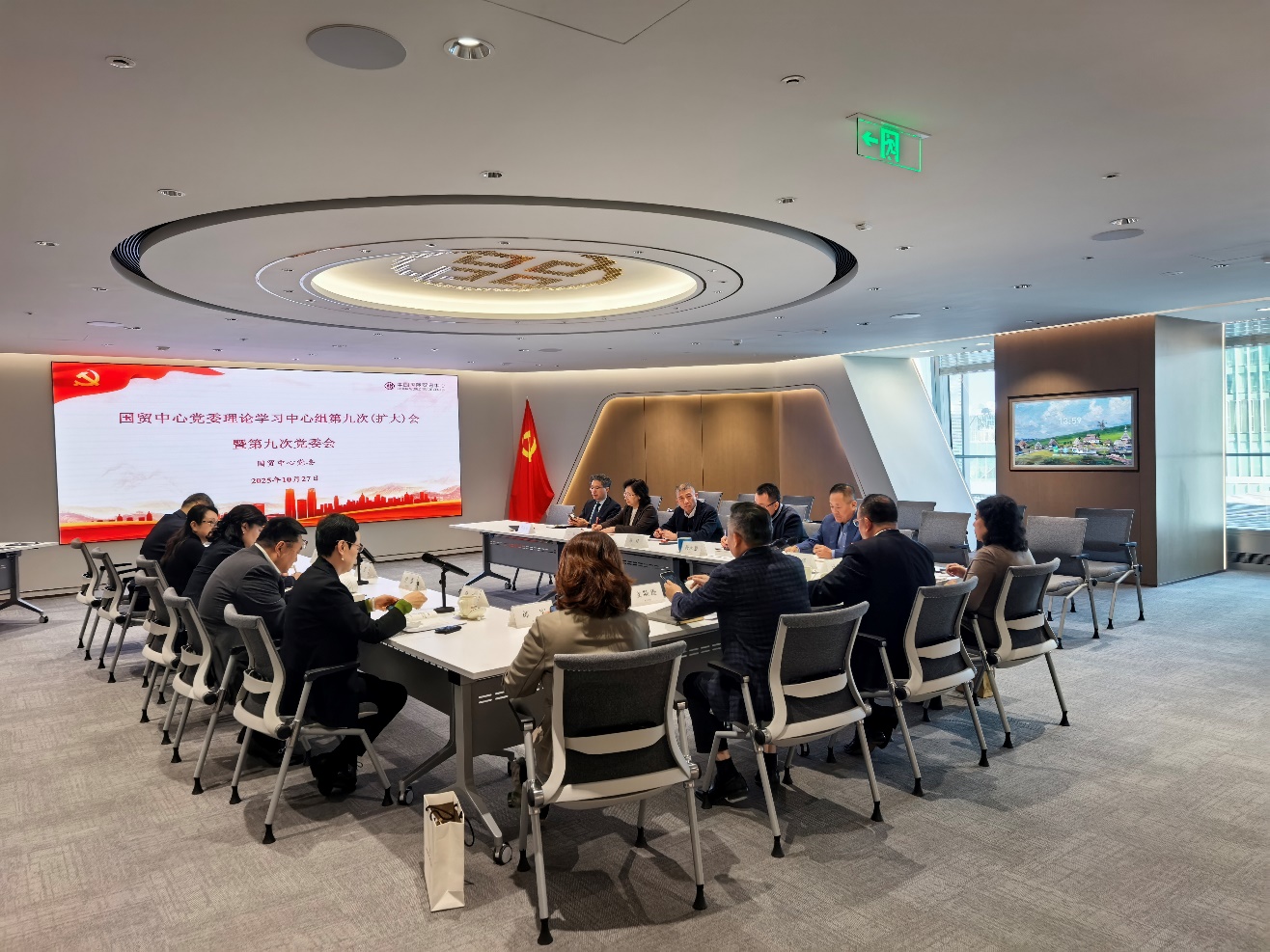 人们在看台上的椅子AI 生成的内容可能不正确。