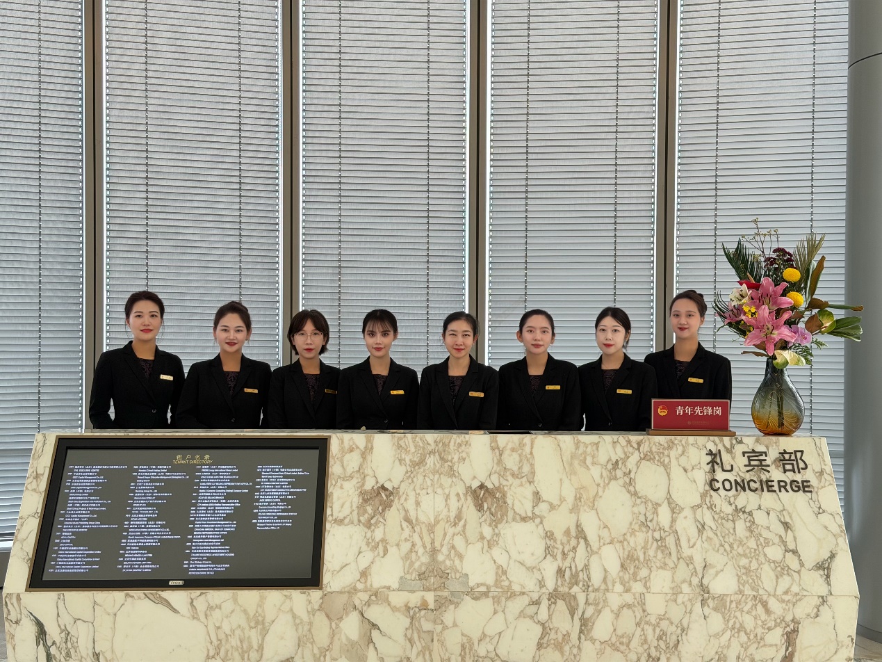 一群人站在窗户旁边AI 生成的内容可能不正确。