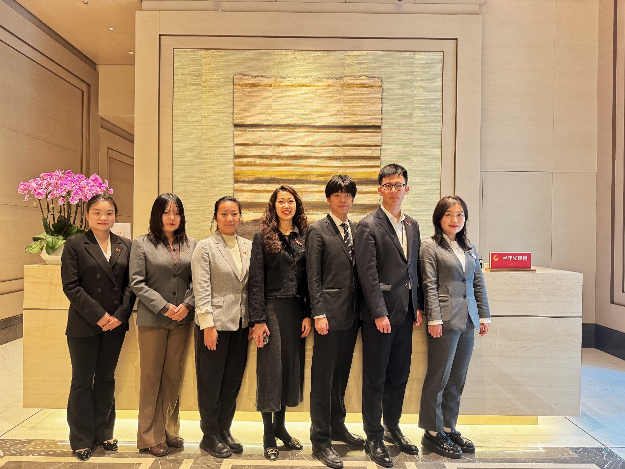 一群人站在一起合影AI 生成的内容可能不正确。