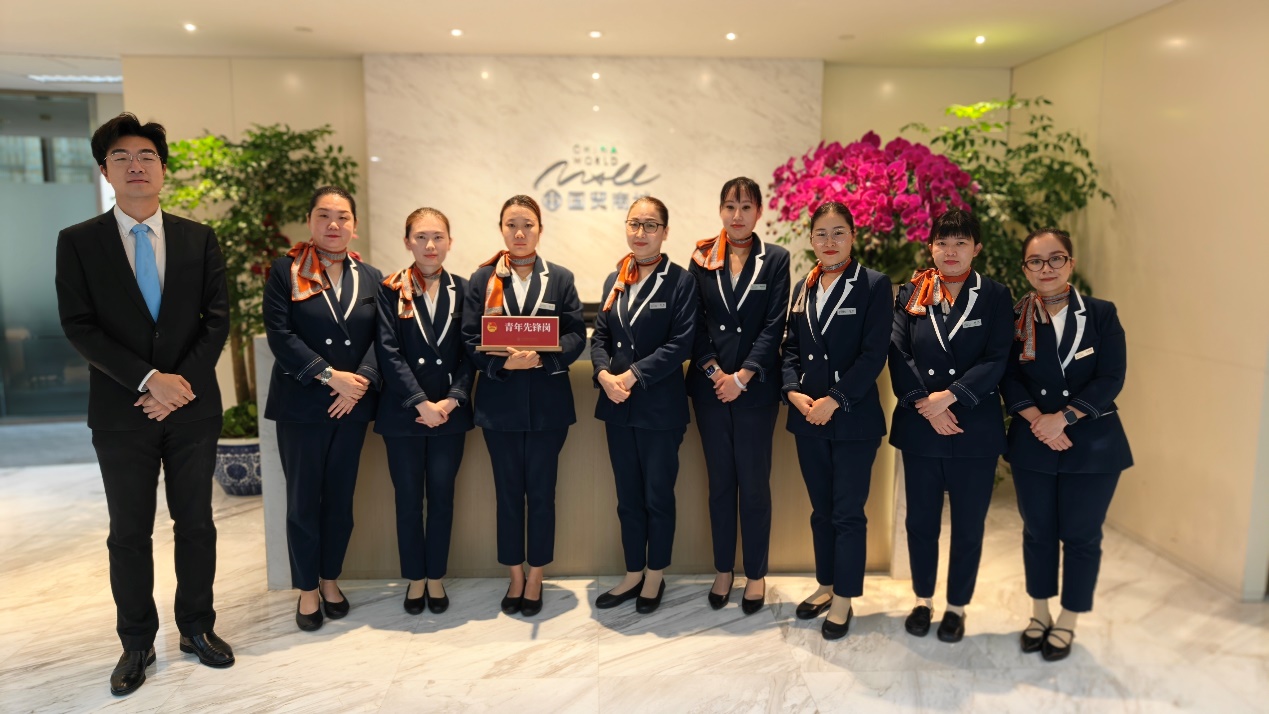 一群穿着西装的人站在一起AI 生成的内容可能不正确。