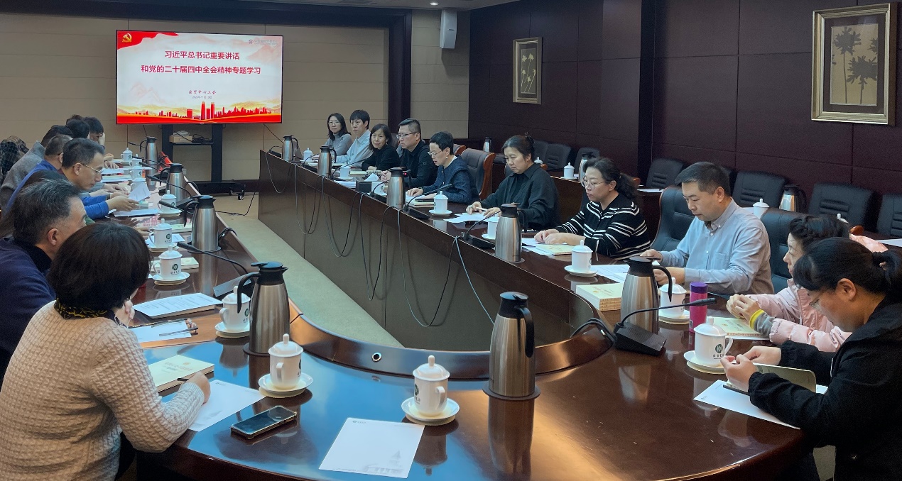 桌子上有许多人在餐厅里AI 生成的内容可能不正确。