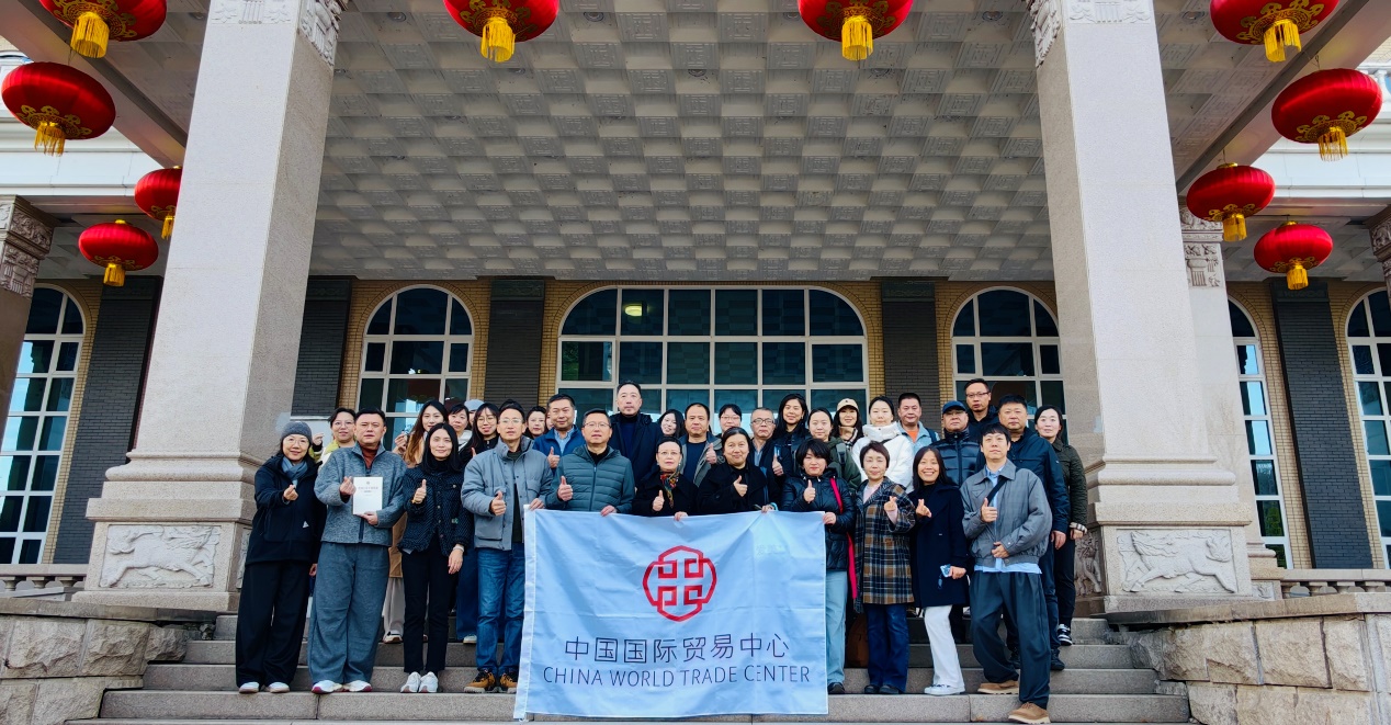 一群人站在建筑前AI 生成的内容可能不正确。