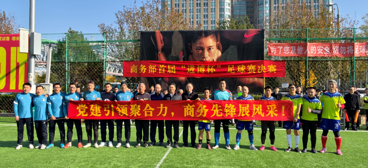 一群人站在草地上描述已自动生成