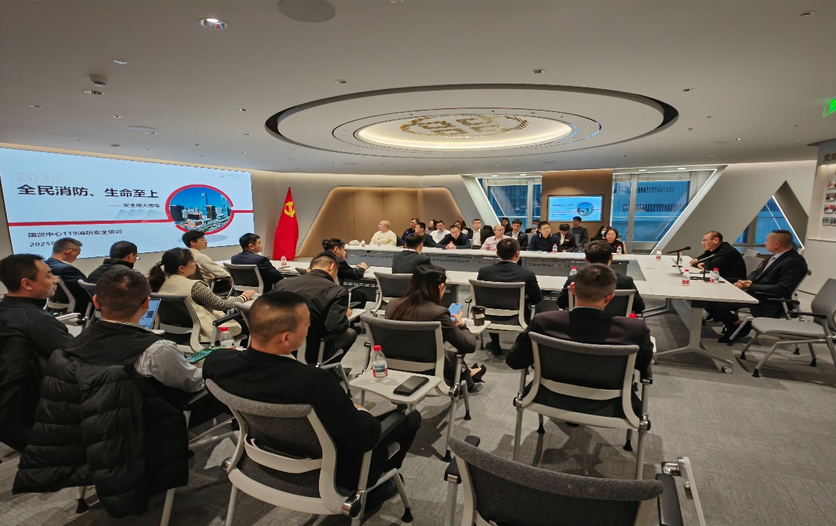 会议室里的人们描述已自动生成