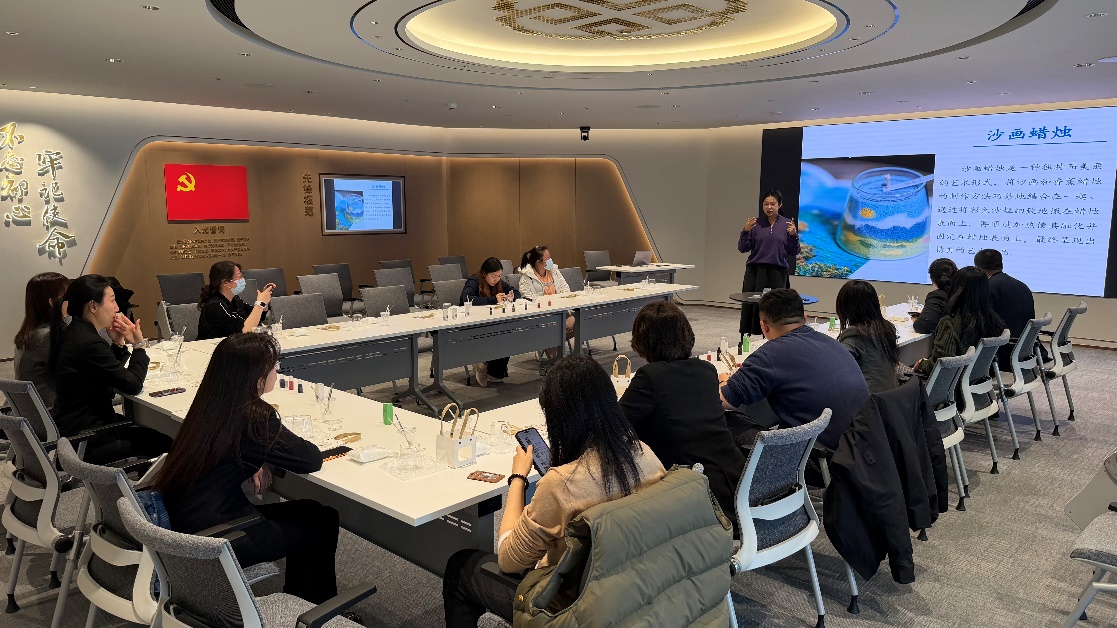 图片包含 室内, 人, 桌子, 女人描述已自动生成