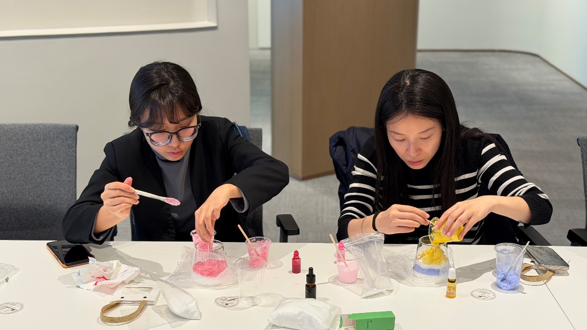 图片包含 桌子, 室内, 男人, 女人描述已自动生成