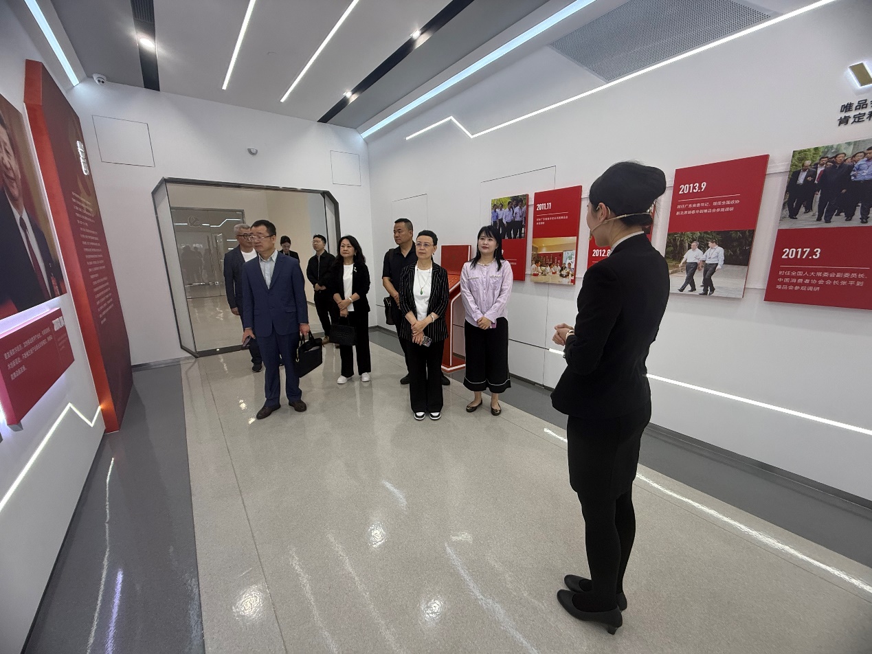 一群人站在火车旁的站台上AI 生成的内容可能不正确。