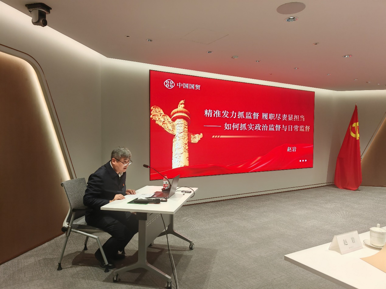 男人在椅子上AI 生成的内容可能不正确。