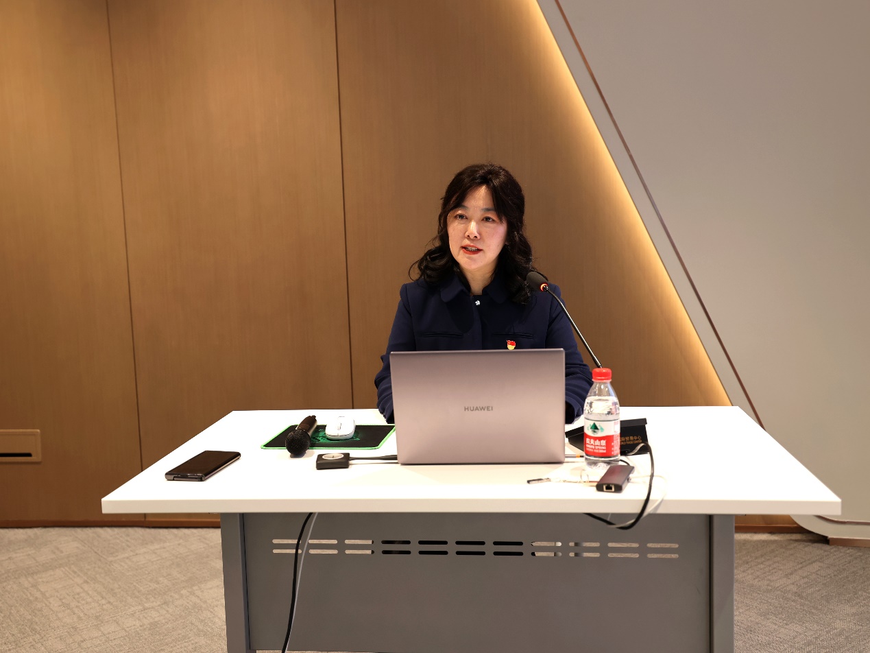 桌子上放着笔记本电脑前的人AI 生成的内容可能不正确。