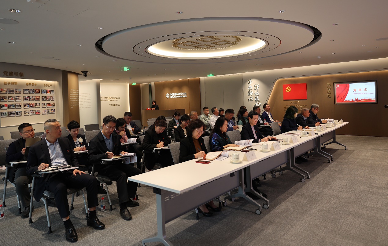 会议室里的人们AI 生成的内容可能不正确。