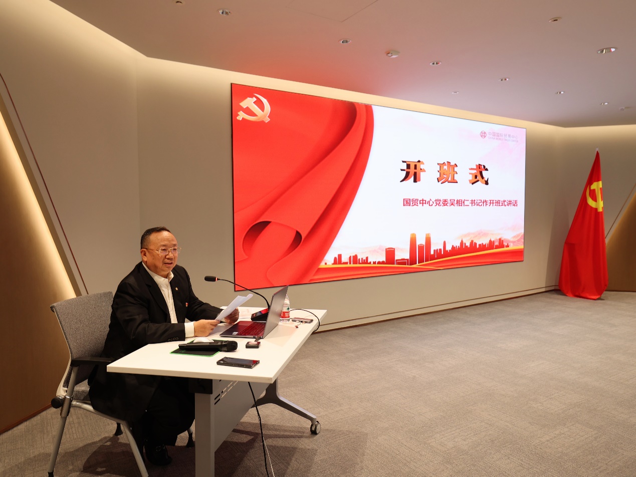 图片包含 地板, 室内, 男人, 桌子AI 生成的内容可能不正确。