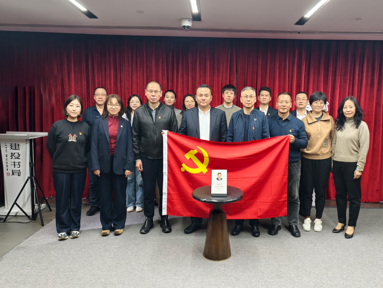 一群人站在台上AI 生成的内容可能不正确。