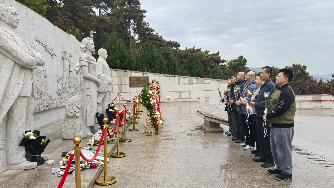 一群人站在河边AI 生成的内容可能不正确。