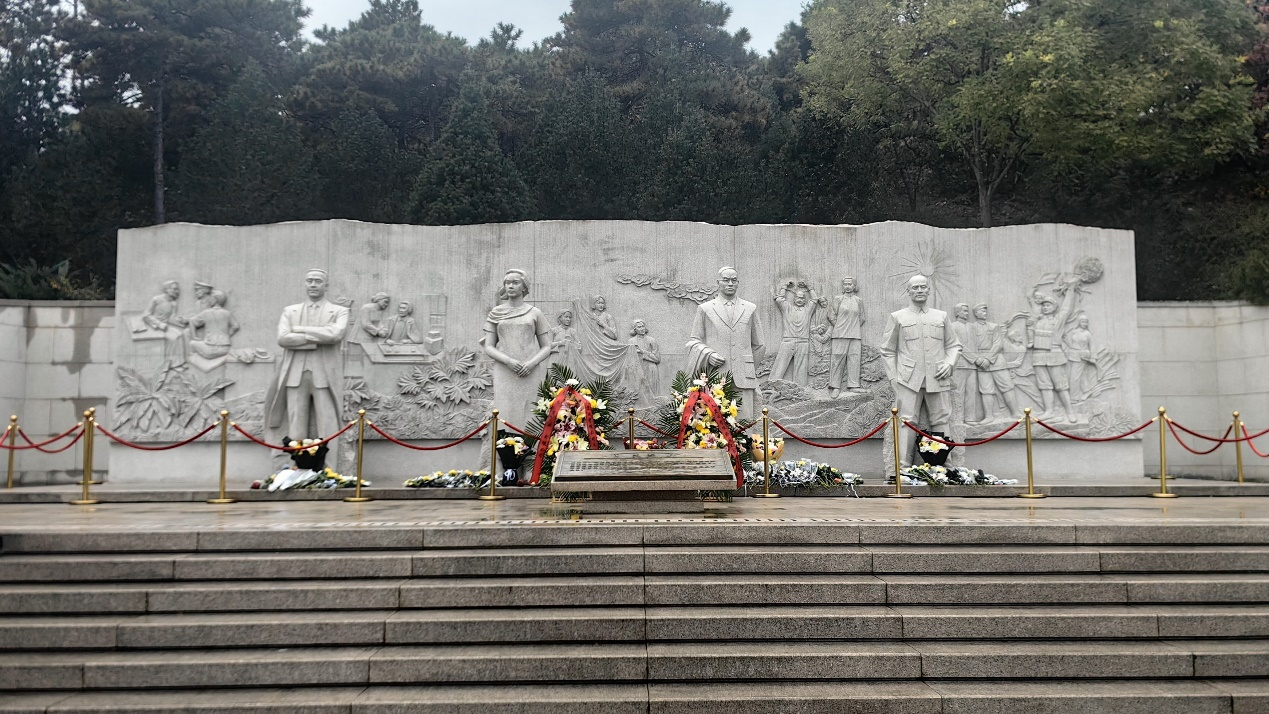 一群人站在围栏边AI 生成的内容可能不正确。