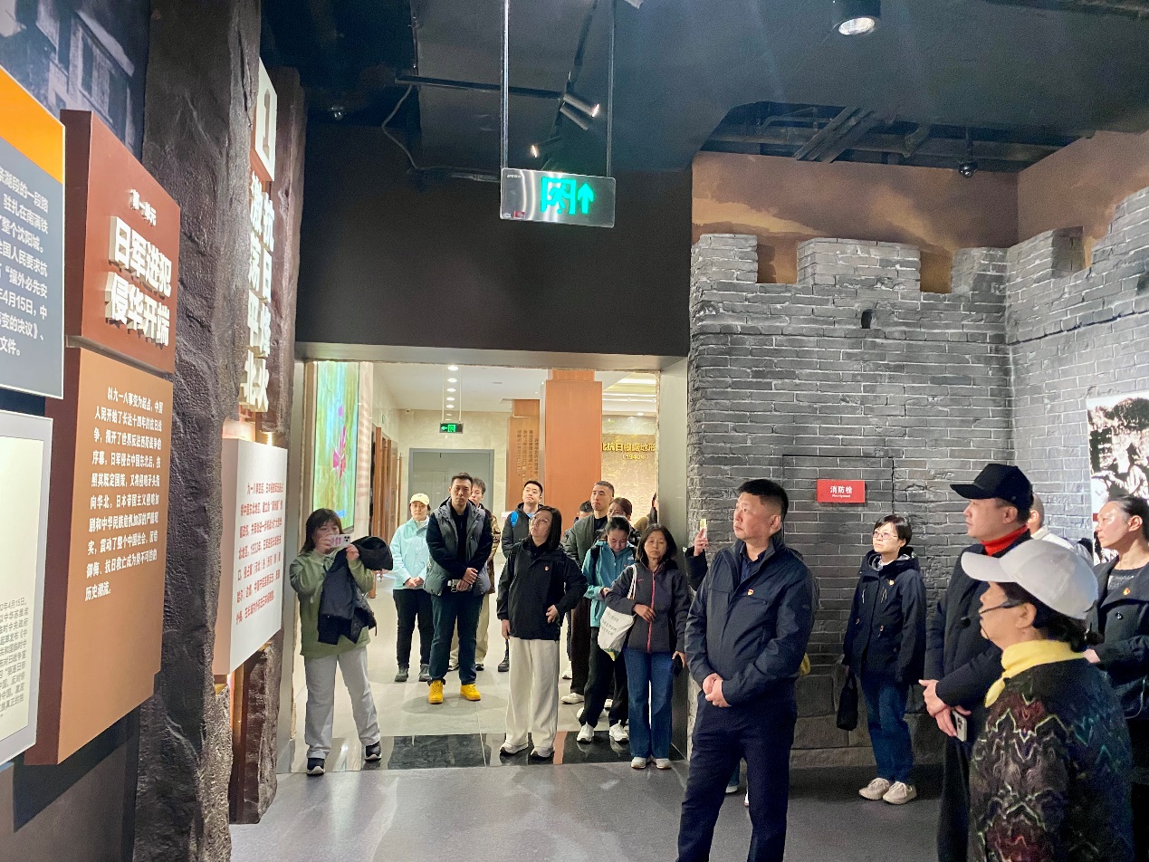 一群人站在街道上AI 生成的内容可能不正确。