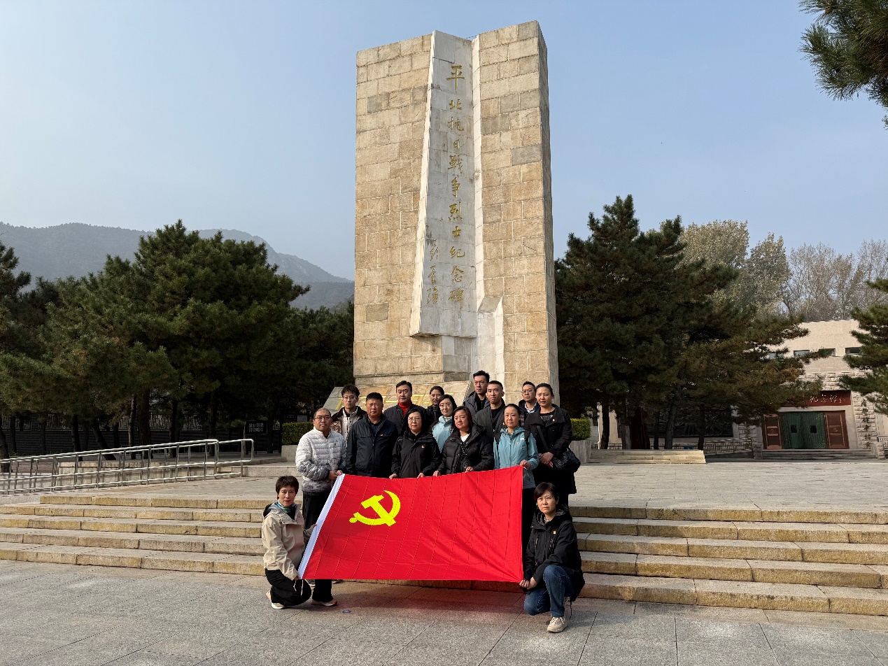 一群人站在建筑前AI 生成的内容可能不正确。