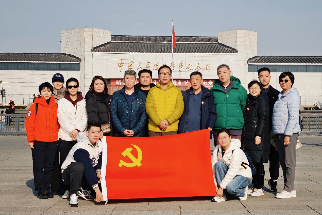 一群人站在一起合影AI 生成的内容可能不正确。