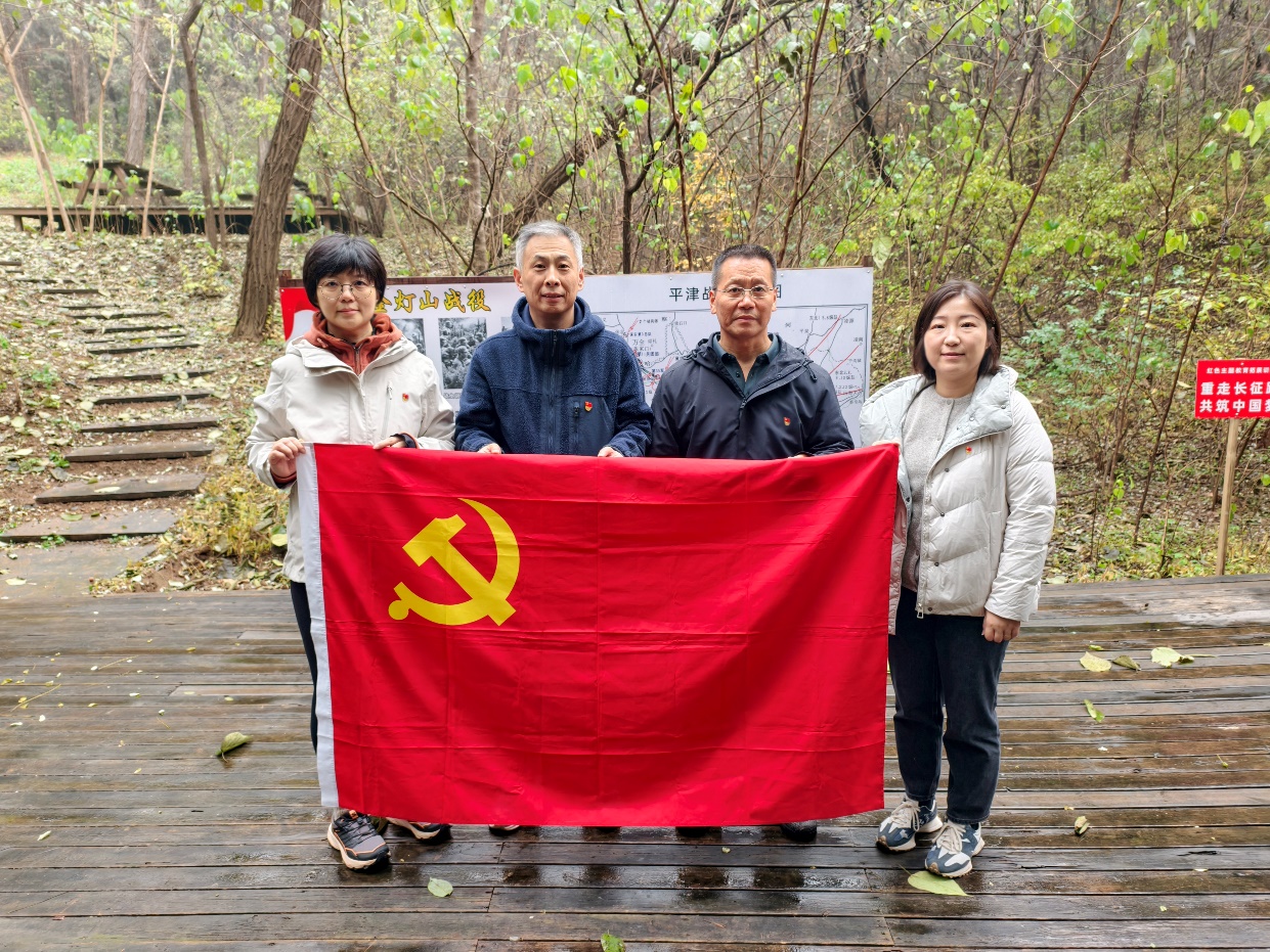 一群人站在街道上AI 生成的内容可能不正确。