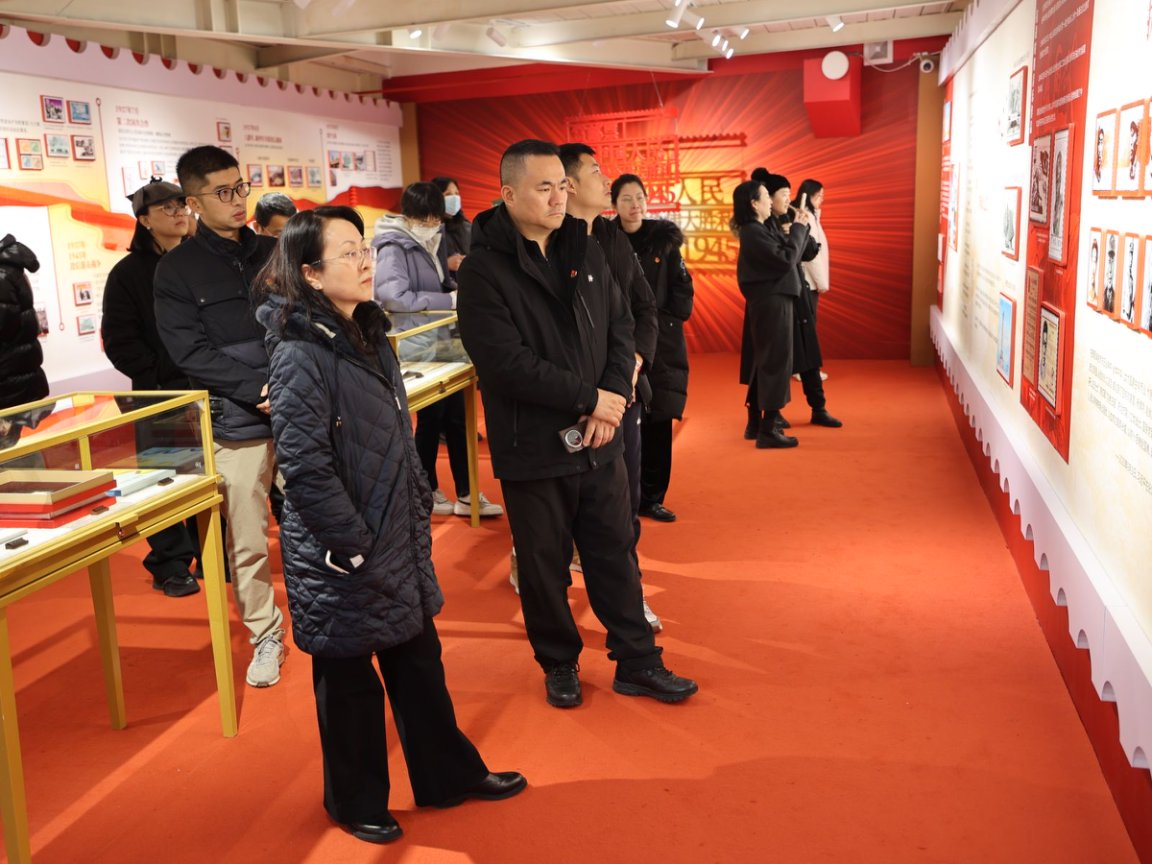 大厅里站着几个人AI 生成的内容可能不正确。