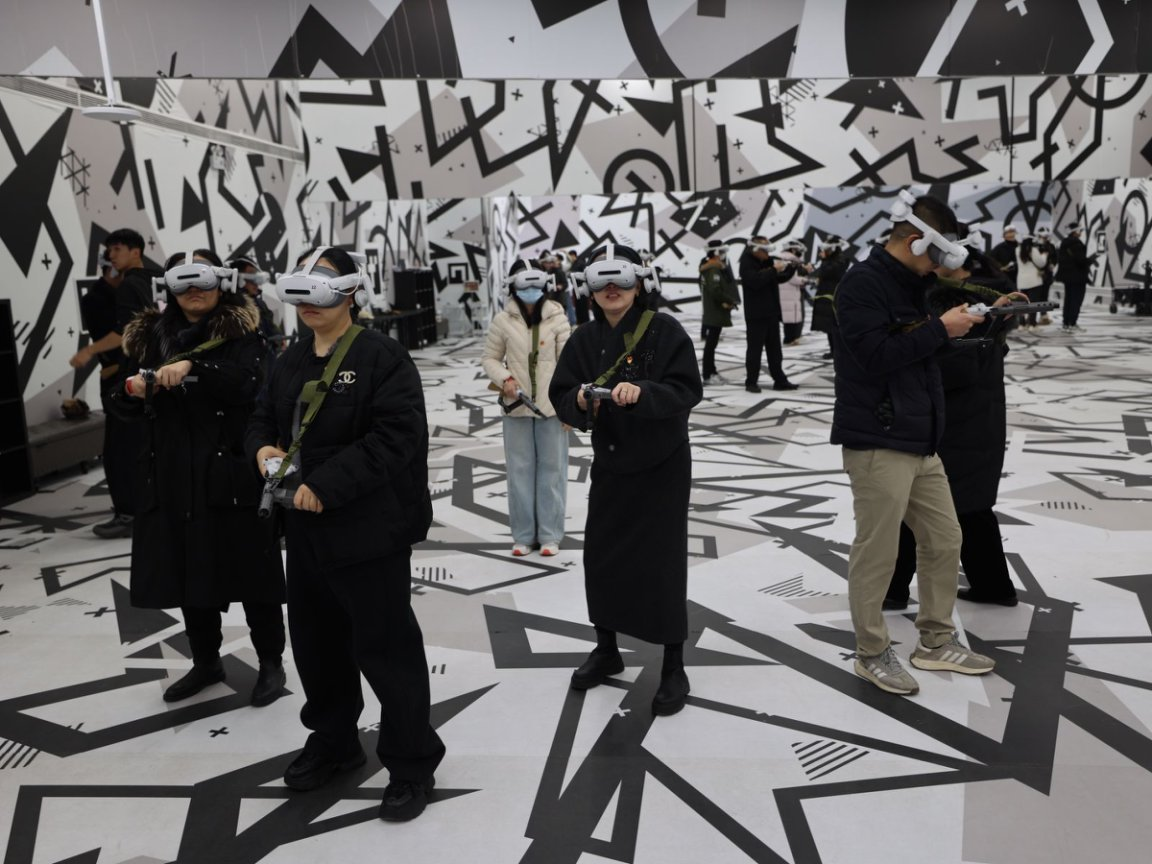 一群人站在一起AI 生成的内容可能不正确。