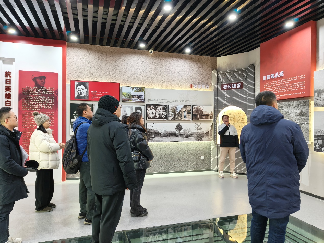 一群人站在商店前AI 生成的内容可能不正确。