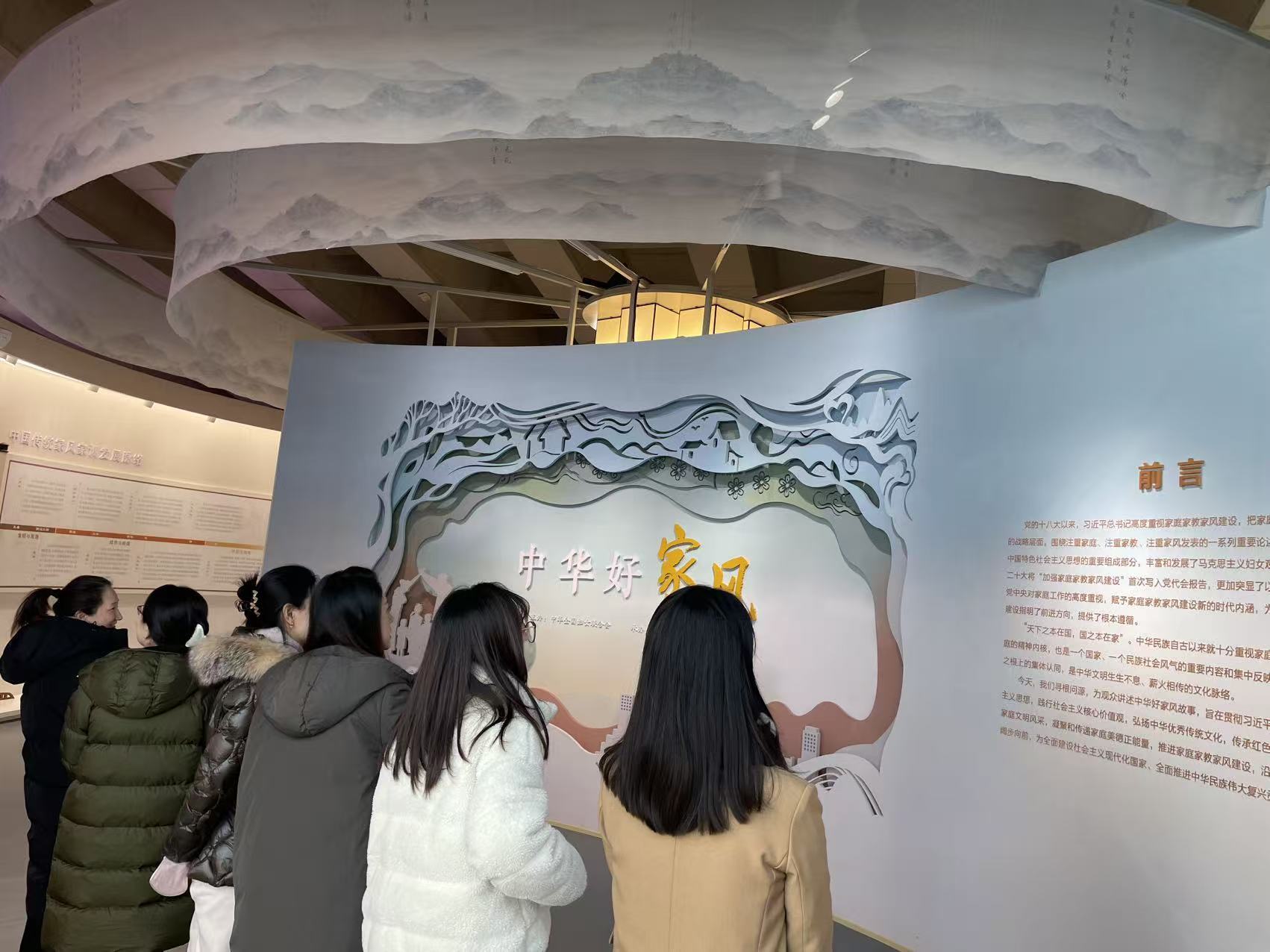 图片包含 人, 天花板, 室内, 女人AI 生成的内容可能不正确。