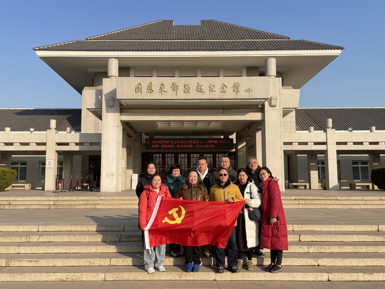 一群人站在建筑前AI 生成的内容可能不正确。