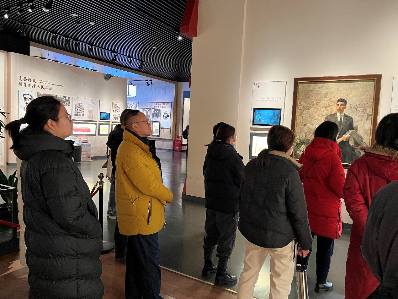 一群人站在室内AI 生成的内容可能不正确。