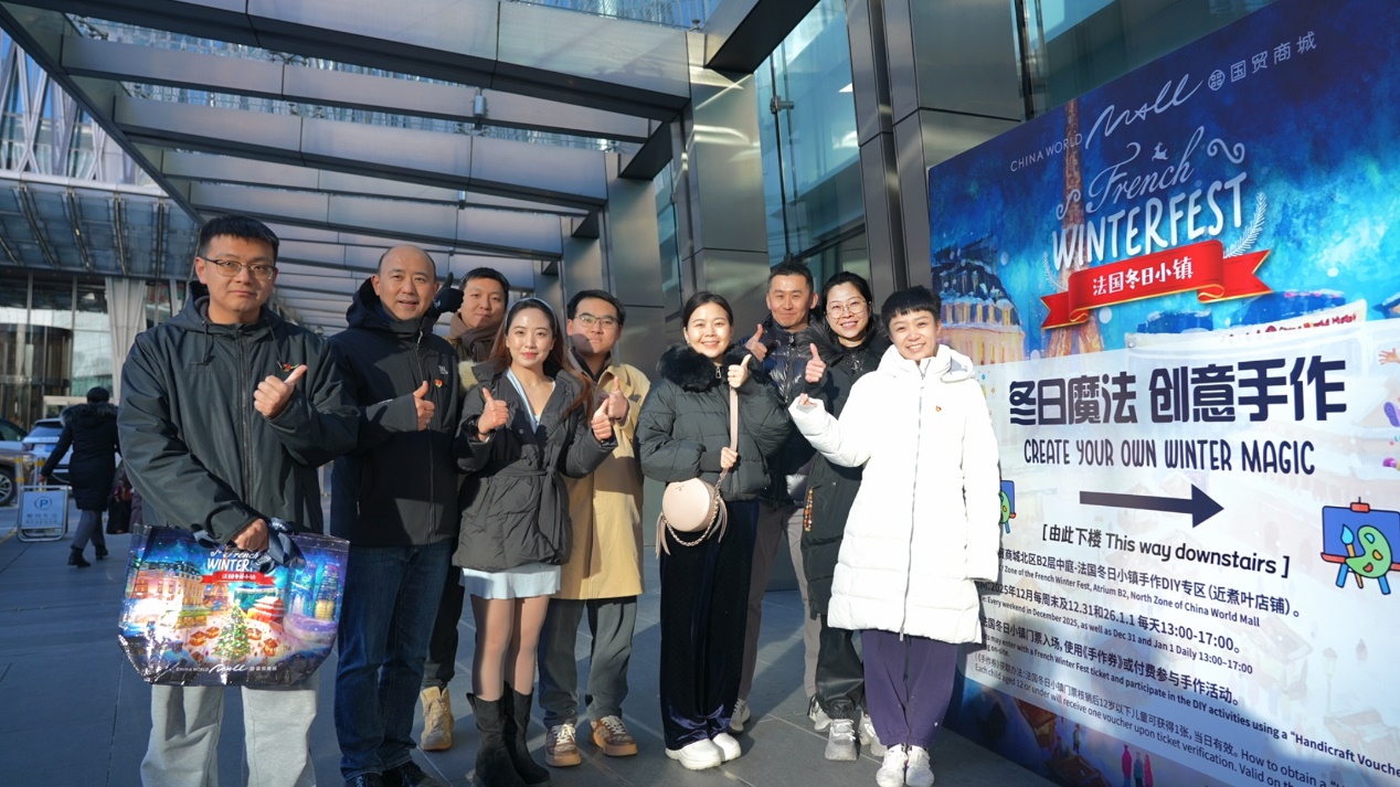 一群人站在一起合影AI 生成的内容可能不正确。