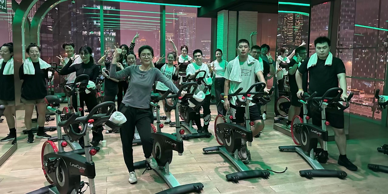 一群人站在台上AI 生成的内容可能不正确。