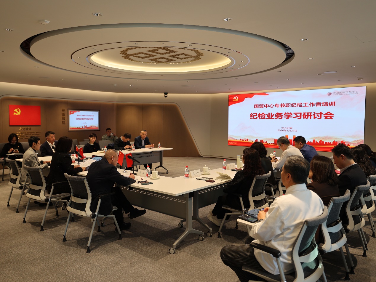 图片包含 室内, 人, 桌子, 人们AI 生成的内容可能不正确。