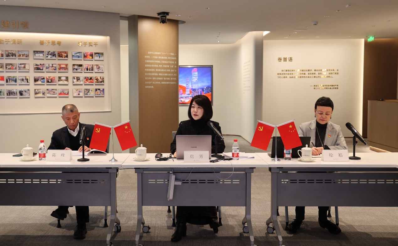 一群人站在桌子上AI 生成的内容可能不正确。