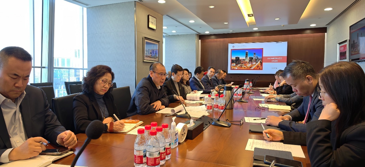 一群人在餐厅用餐描述已自动生成