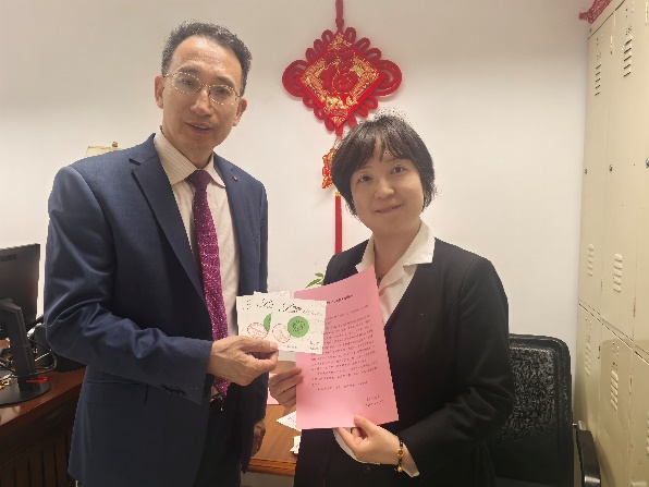 穿西装的男人和女人描述已自动生成